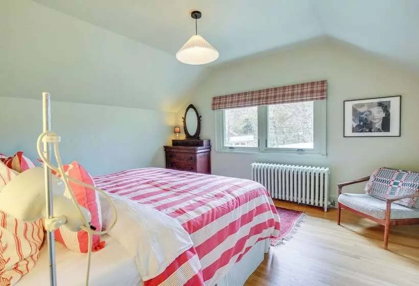 Charming Greenwich Escape Near Wooded Trails!