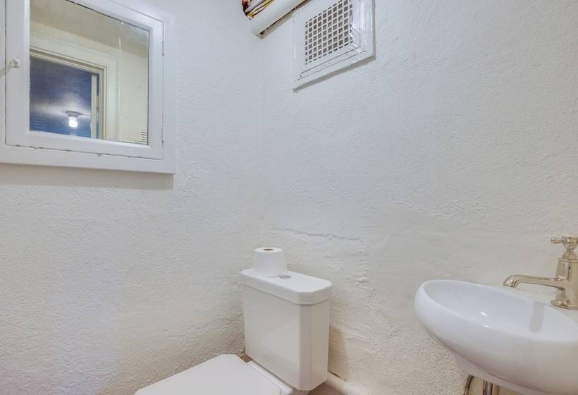 Charming Greenwich Escape Near Wooded Trails!