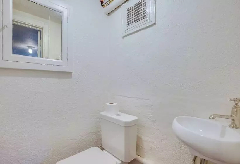 Charming Greenwich Escape Near Wooded Trails!