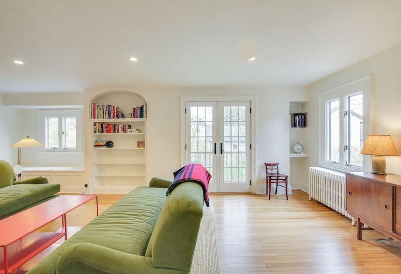 Charming Greenwich Escape Near Wooded Trails!