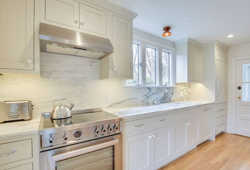 Charming Greenwich Escape Near Wooded Trails!