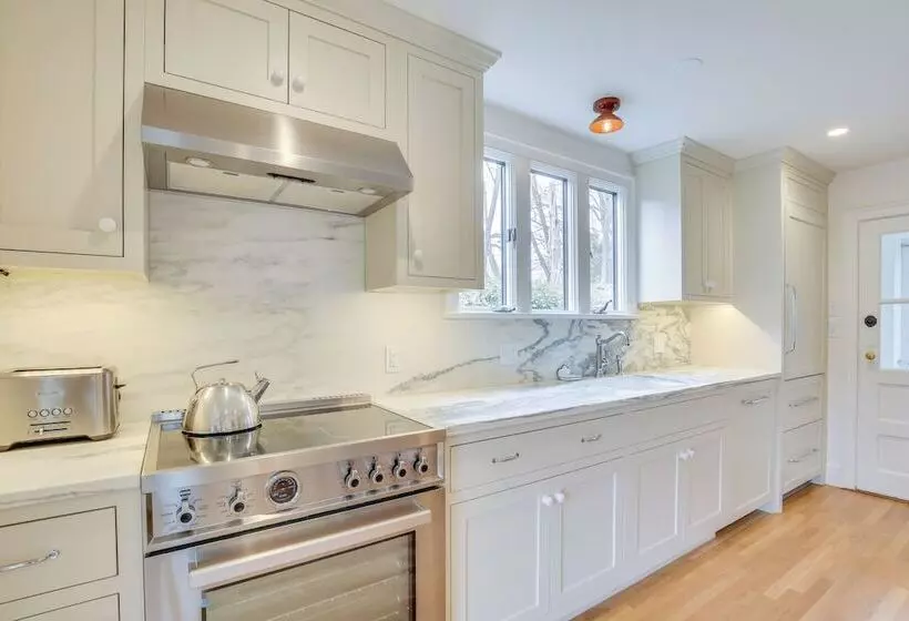 Charming Greenwich Escape Near Wooded Trails!
