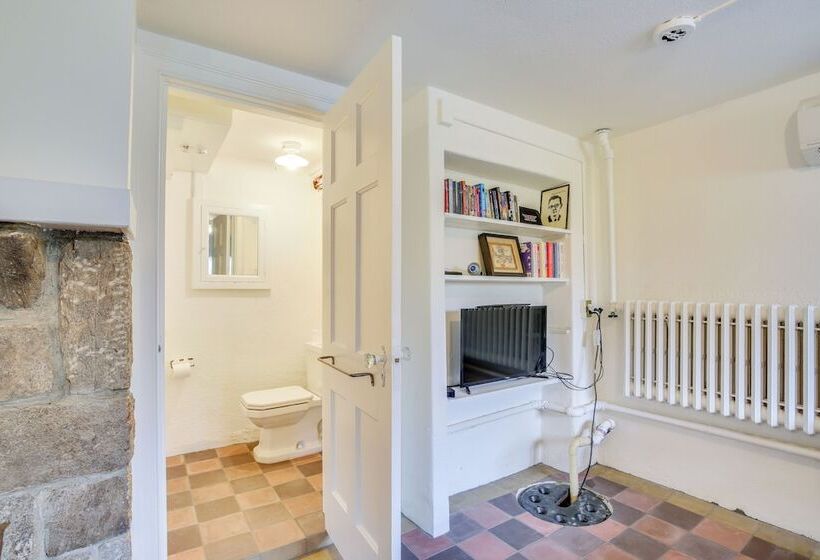 Charming Greenwich Escape Near Wooded Trails!