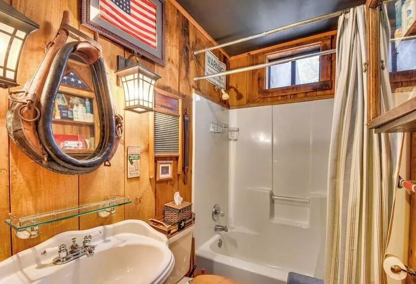 Rustic Cabin W/ Porches: 8 Mi To Tallulah Gorge!