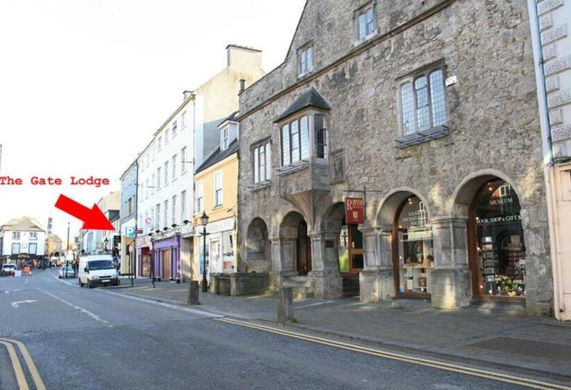 تختخواب و صبحانه Gate Lodge