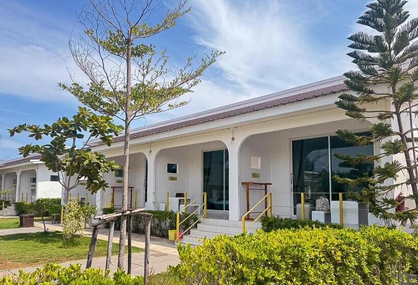 בית מלון כפרי The Toy Beach Resort Rayong