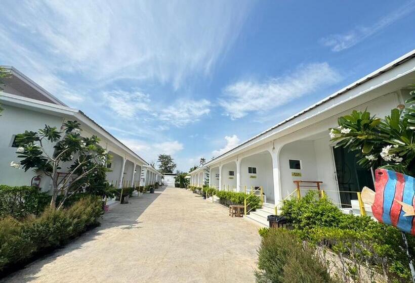 בית מלון כפרי The Toy Beach Resort Rayong