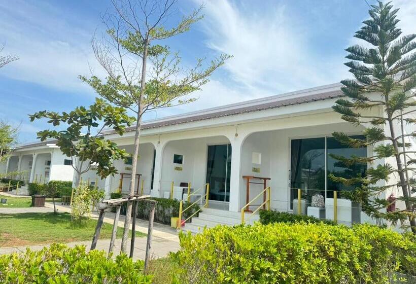 בית מלון כפרי The Toy Beach Resort Rayong