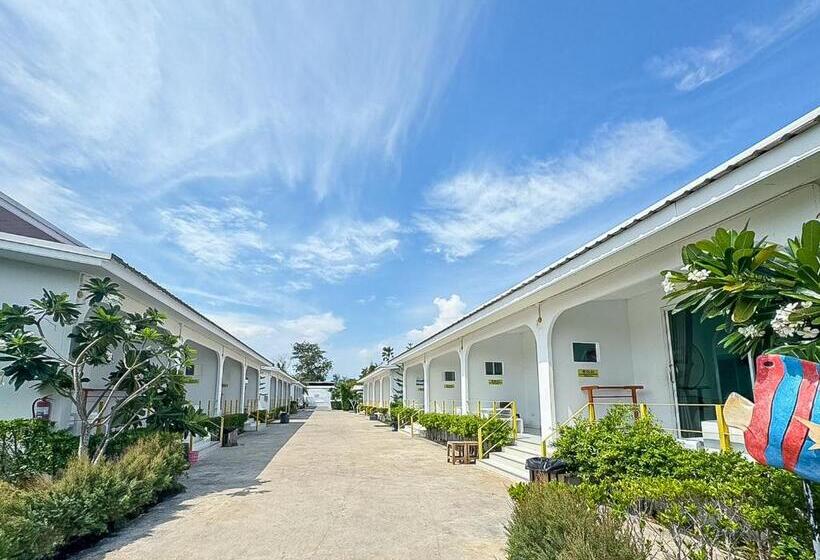 בית מלון כפרי The Toy Beach Resort Rayong