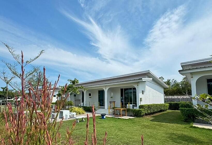 בית מלון כפרי The Toy Beach Resort Rayong