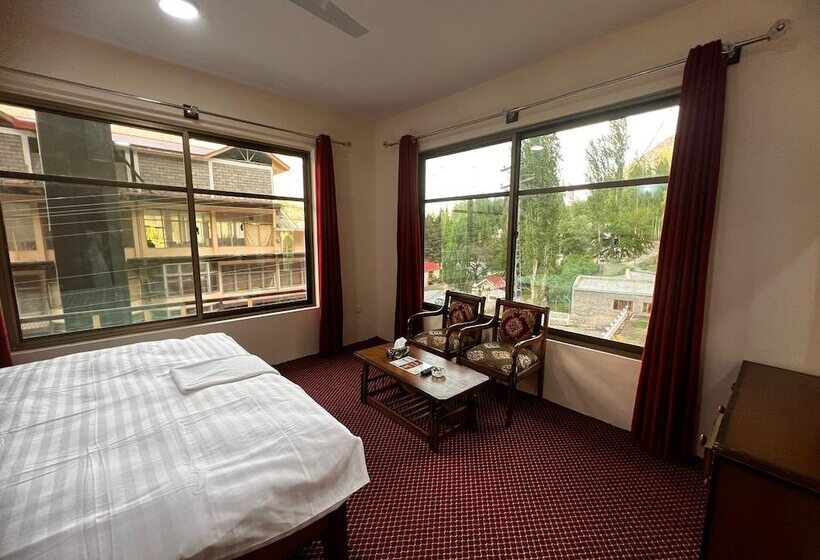 هتل Mountain Lagoon