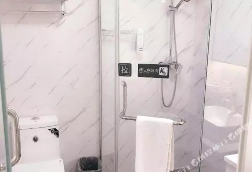 Hotelli 7 Days Premium Xianning Wenquan Shopping Center