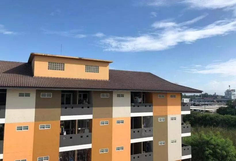 ホテル New Home Nakhon Chai Si