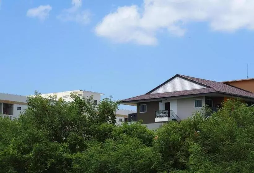 ホテル New Home Nakhon Chai Si