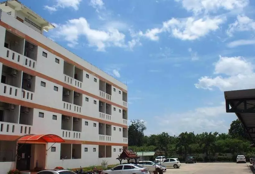 ホテル New Home Nakhon Chai Si