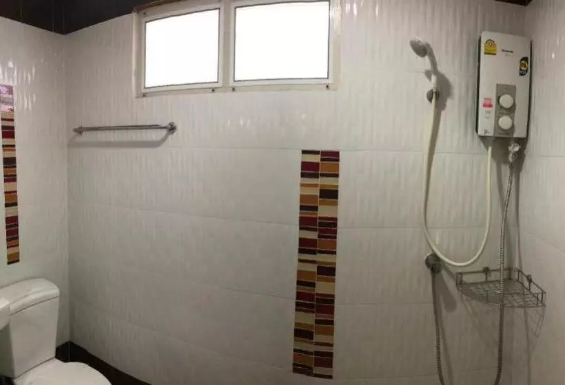 ホテル New Home Nakhon Chai Si