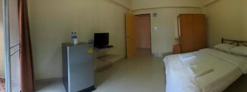 ホテル New Home Nakhon Chai Si