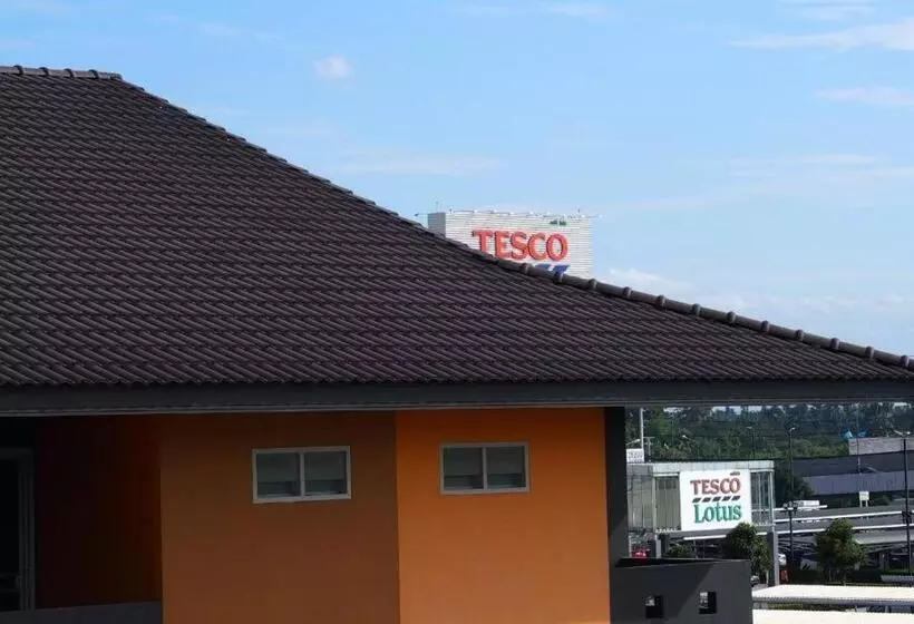 ホテル New Home Nakhon Chai Si