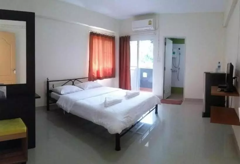 ホテル New Home Nakhon Chai Si