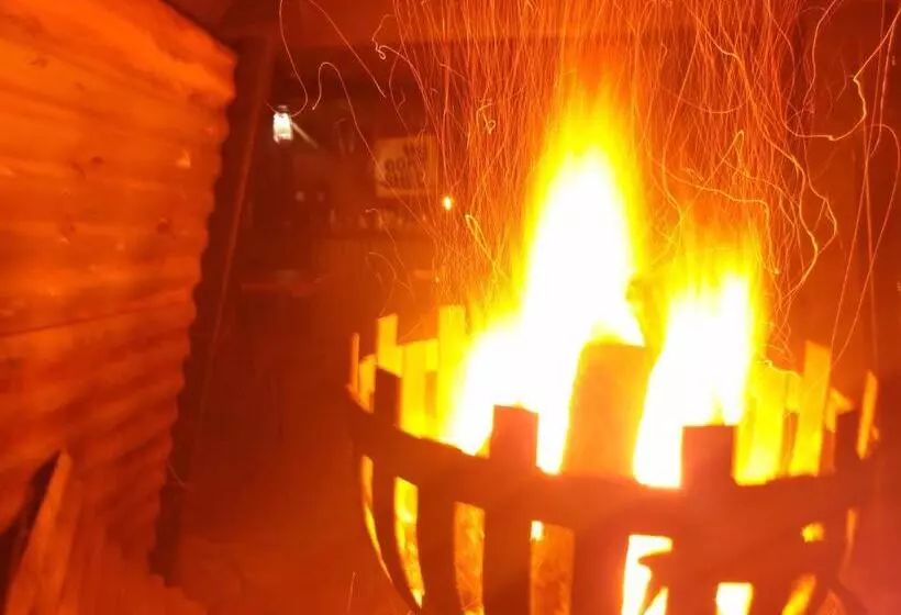 Retkeilymaja Woodlands Cottages & Camping