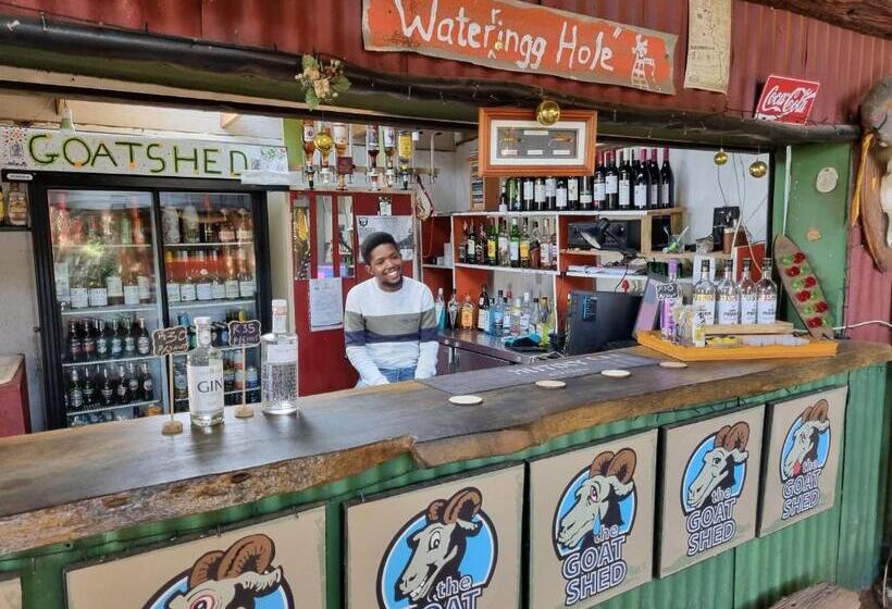 Общежитие Woodlands Cottages & Camping