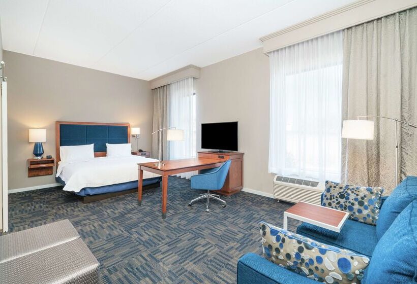 Отель Hampton Inn & Suites Newburgh Stewart Airport