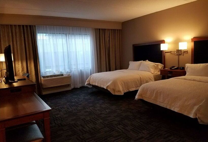 Отель Hampton Inn & Suites Newburgh Stewart Airport