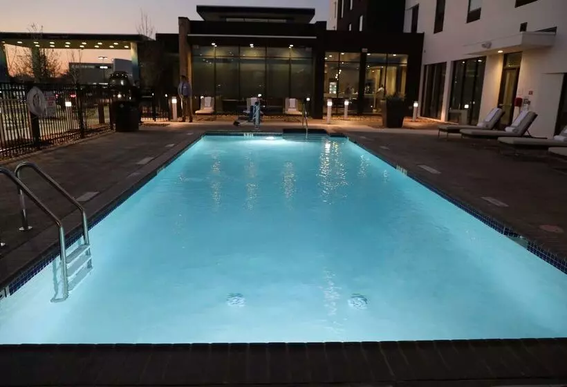 هتل Hilton Garden Inn Austin Airport