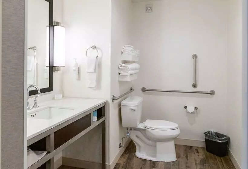 هتل Hilton Garden Inn Austin Airport
