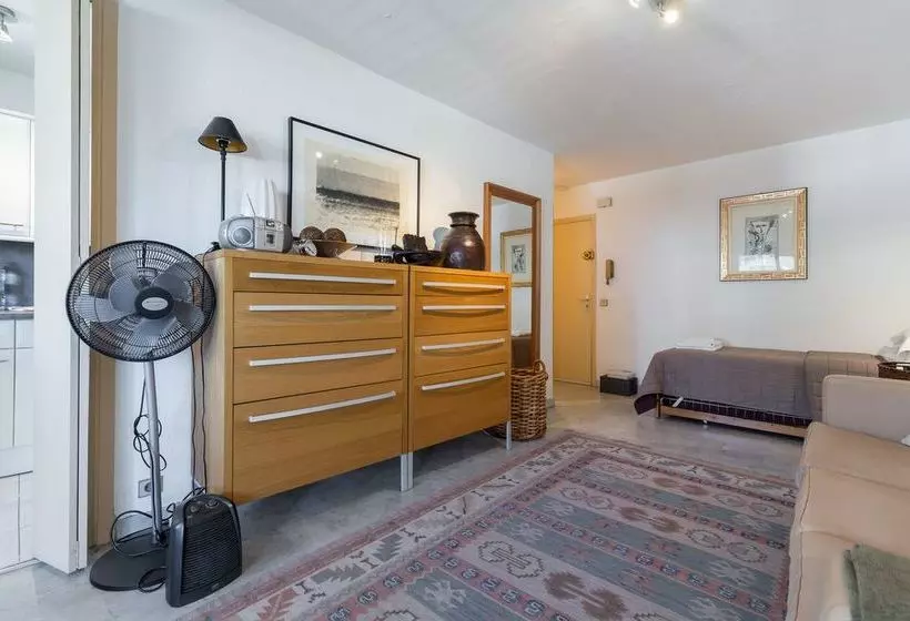 Sunny Mercury   Room In Apartment