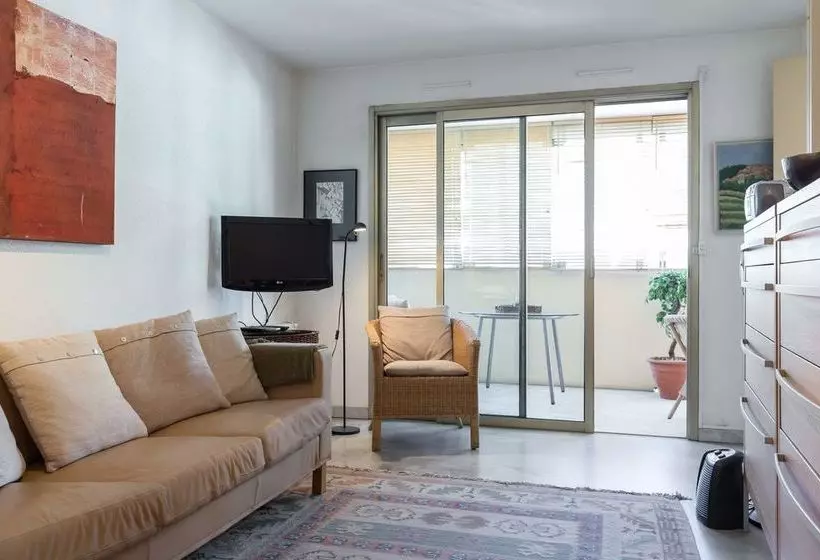Sunny Mercury   Room In Apartment