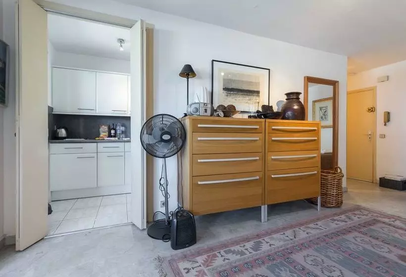Sunny Mercury   Room In Apartment