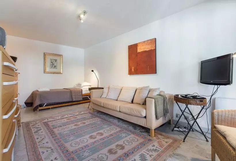 Sunny Mercury   Room In Apartment