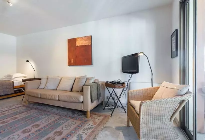 Sunny Mercury   Room In Apartment