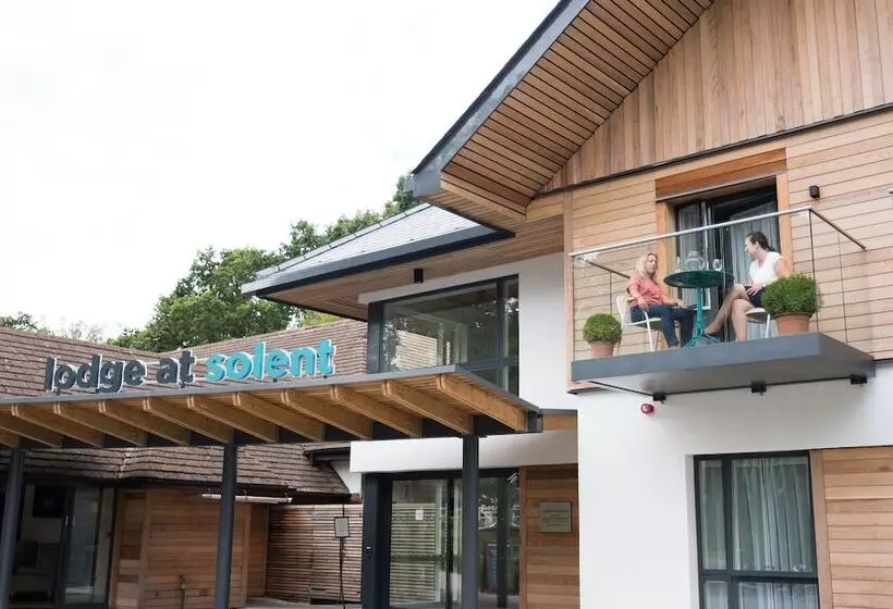 هتل Lodge At Solent