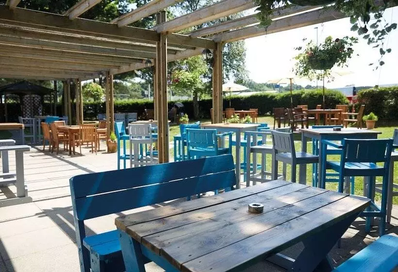 هتل Lodge At Solent
