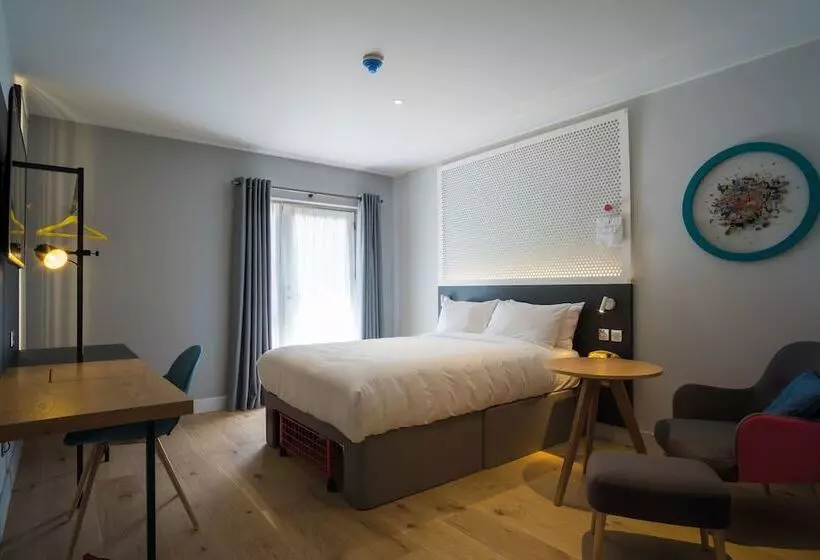 هتل Lodge At Solent