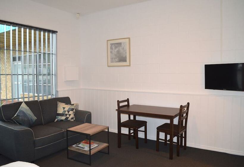 Penguin Seaside Motel