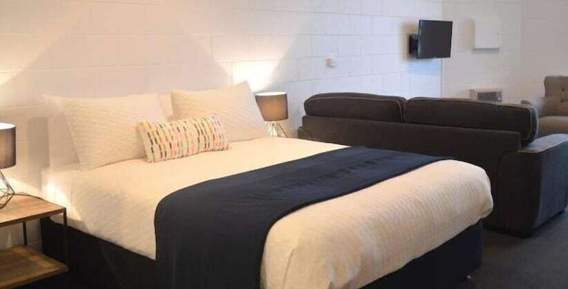 Penguin Seaside Motel