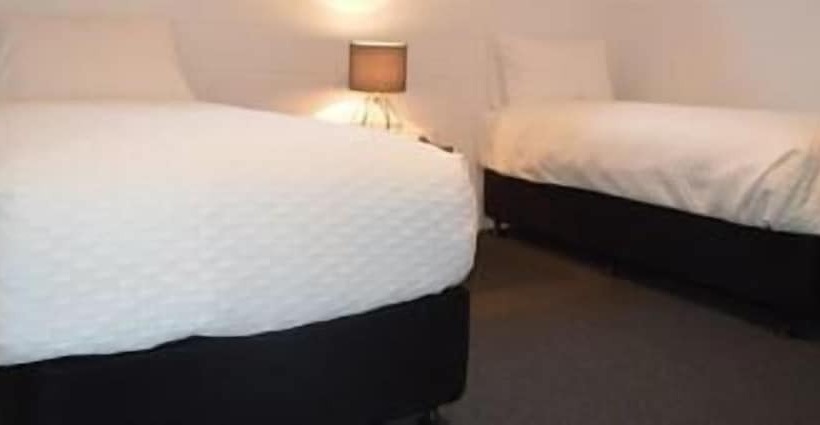 Penguin Seaside Motel