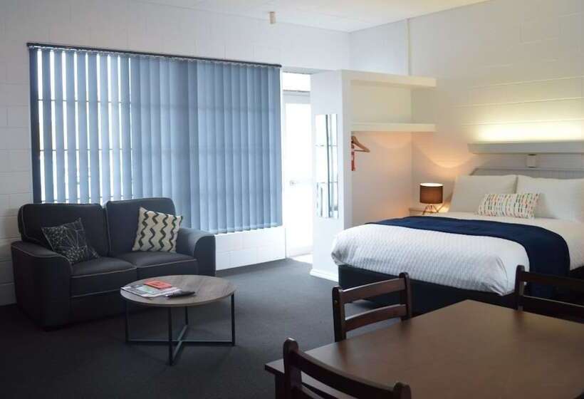 Penguin Seaside Motel