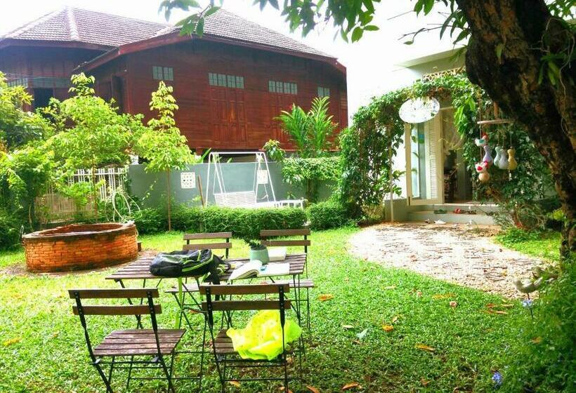 פנסיון Lada House