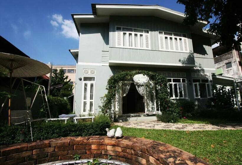 פנסיון Lada House