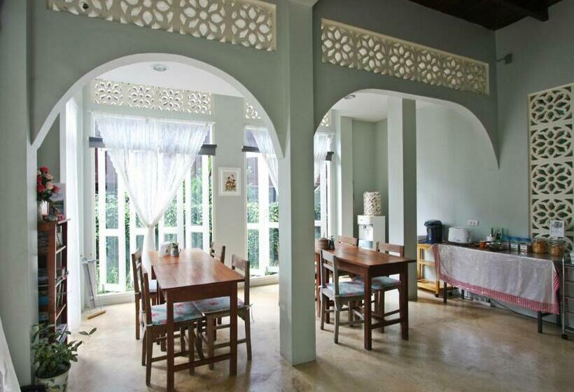 פנסיון Lada House