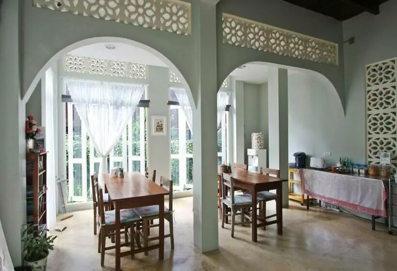 پانسیون Lada House