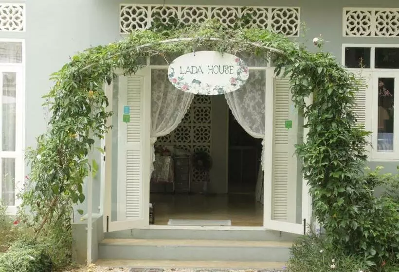 پانسیون Lada House