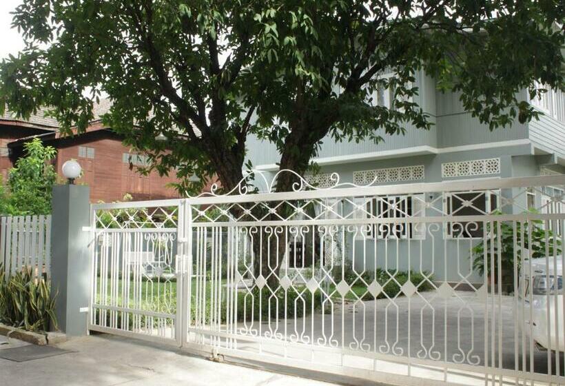 פנסיון Lada House