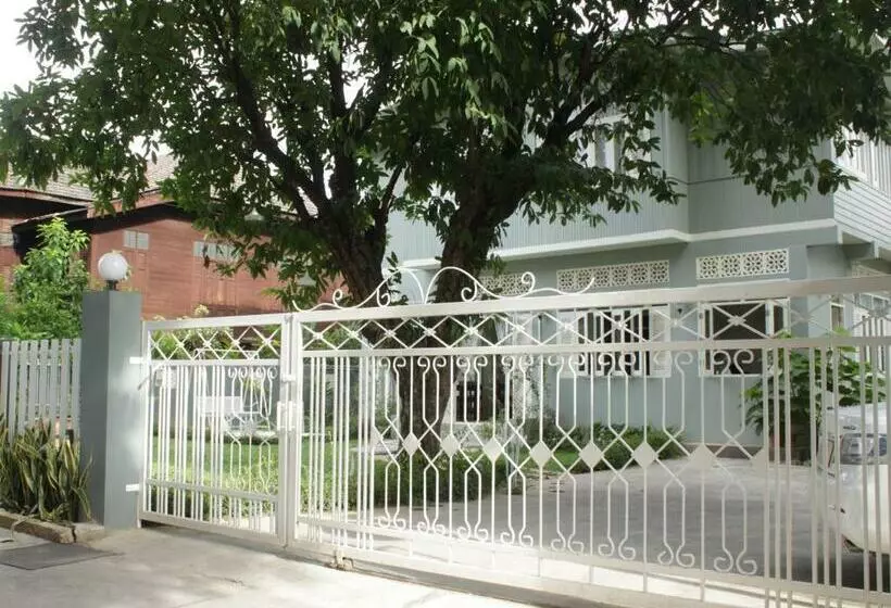 پانسیون Lada House
