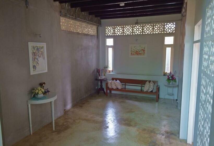 פנסיון Lada House