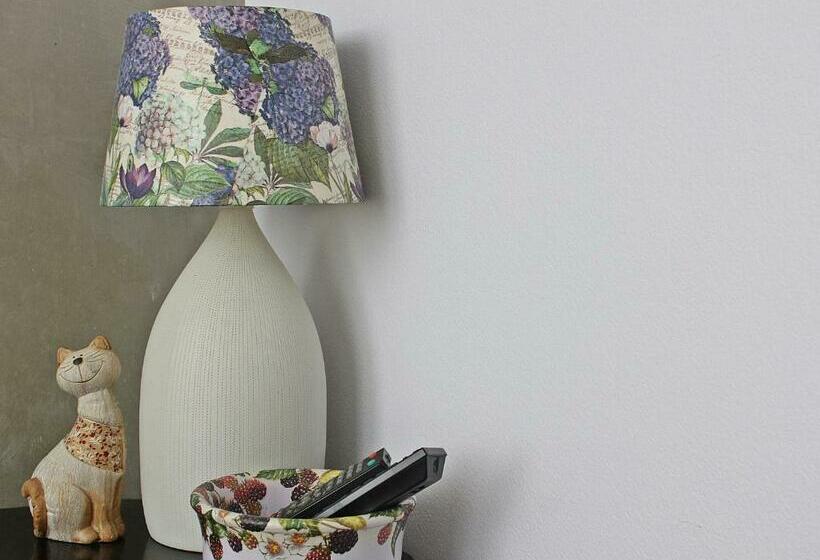 פנסיון Lada House